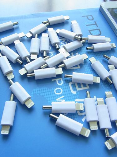 苹果5专用 破解版iphone5转接头 苹果手机转接头移动电源生产厂家